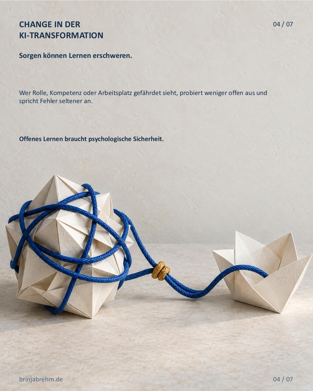 Folie 4 von 7: Sorgen können Lernen erschweren. Wer Rolle, Kompetenz oder Arbeitsplatz gefährdet sieht, probiert weniger offen aus und spricht Fehler seltener an. Offenes Lernen braucht psychologische Sicherheit.